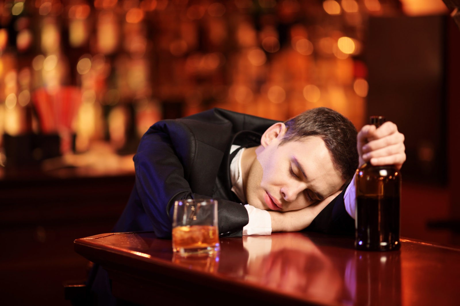 Пьяный мужчина в баре